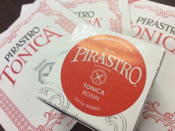 Tonica rosin with strings